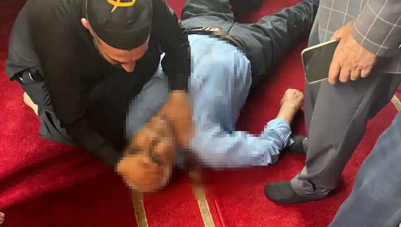 Camide Şoke Eden Olay: Namaz Kılan Bir kişi Bıçaklı Saldırıya Uğradı