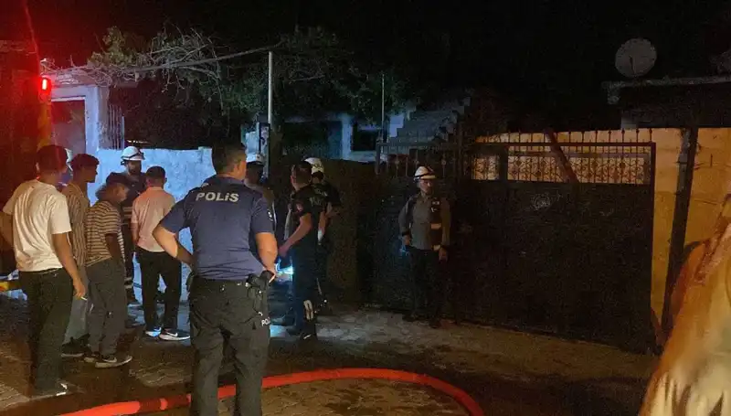 Ailesinin Evini Yakan Adam, Linçten Polisi Kurtardı