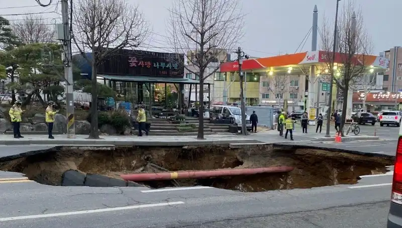 Güney Kore'de Motosiklet Kazası: Dev Çukurun Pençesinde Kayıp ve Yaralı