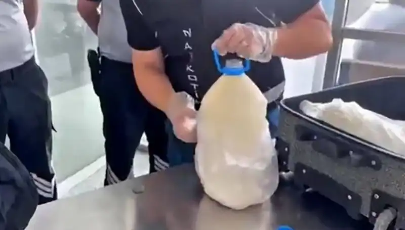 Havalimanında Süt Şişesi İçinde Yakalanan Uyuşturucu Skandalı: 12 Kilo 800 Gram