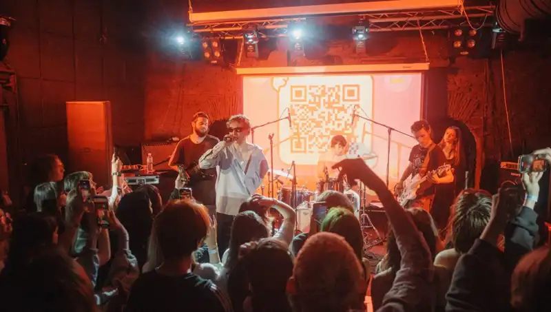 Savaşın Gölgesinde Hayata Dönüş: Şehirdeki Eşzamanlı Saldırı ve Konser