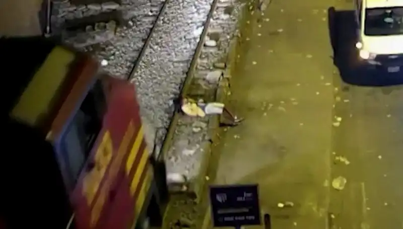 Saniyeler İçinde Yaşanan Mucize: Tren Çarptı, O Yürüdü!