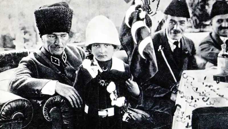Unutulmaz Fotoğrafın Ardındaki Hikaye: O Şapkanın Sırrı