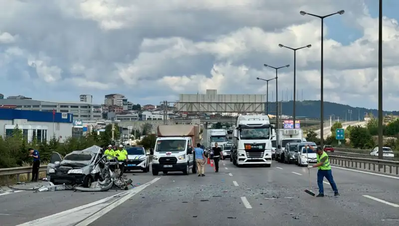Otoyolda Meydana Gelen Kazada Üç Kişi Araçta Sıkıştı: Korkutan Anlar