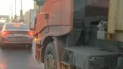 D-100 Karayolu’nda Yol Verme Kavgası: TIR'la Kavga Anları Kameralara Yansıdı