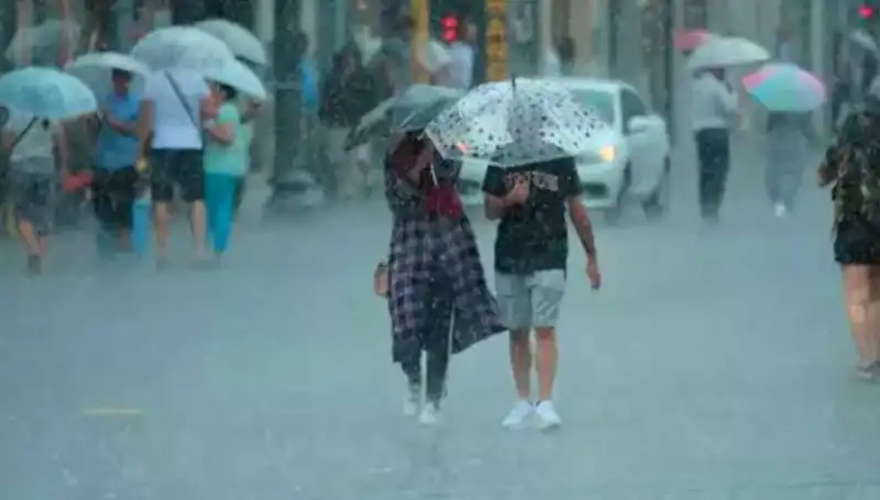 Meteoroloji'den Çift Uyarı: Yangın Bölgesinde Rüzgar, İstanbul'da Sağanak Yağış Tehlikesi