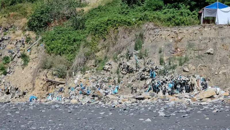 Kozlu Sahil’deki Çöp Yığını: Doğanın Güzelliğini Tehdit Eden Bir Sorun
