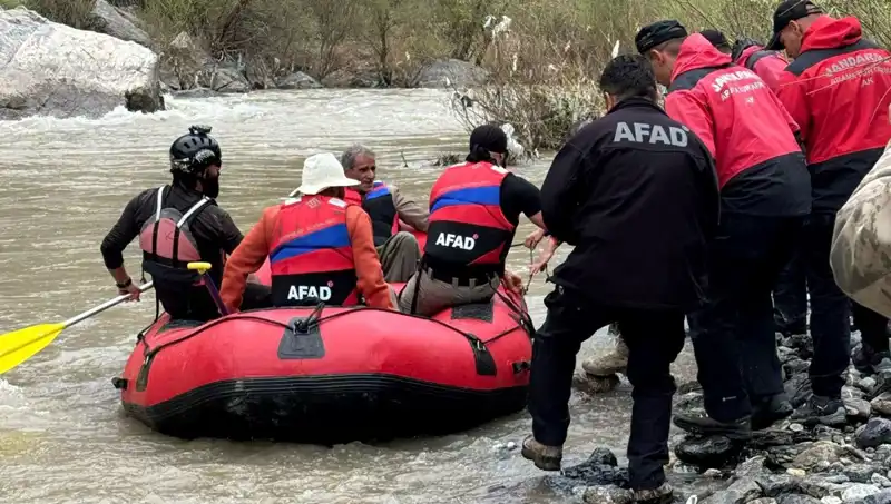 Zap Suyu Kenarında Mahsur Kalan 4 Kişi Başarıyla Kurtarıldı