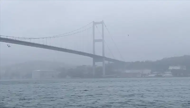 İstanbul Boğazı’ndaki Gemi Trafiğine Sis Engeli: Denizde Gizemli Görüntüler