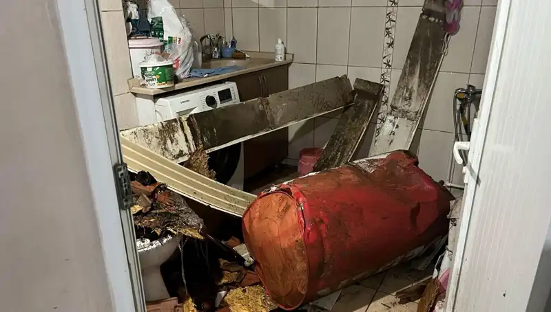 Ege Bölgesi'nde Beklenmedik Fırtına: Ağaçlar Devrildi, Beyaz Bir Manzara Ortaya Çıktı
