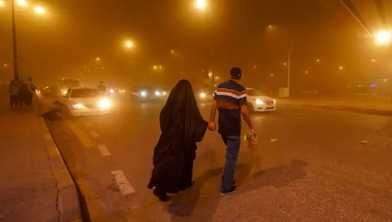 Irak'ta Kum Fırtınası: Hava Seyrüseferi Durduruldu, Halk Etkileniyor