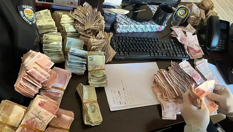 Dilenci Çıkarını Ararken, Üstünden Binlerce TL Çıkan Şok Olay!