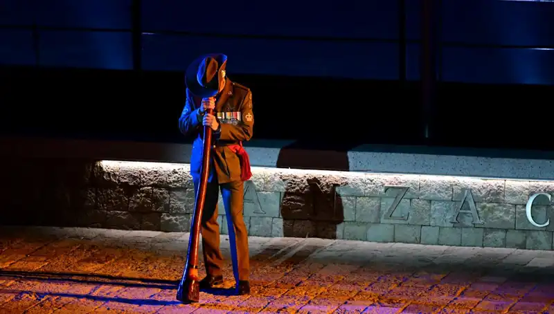 Anzak Koyu’nda Duygusal Şafak Ayini: Geçmişin İzleri Yeniden Canlandı