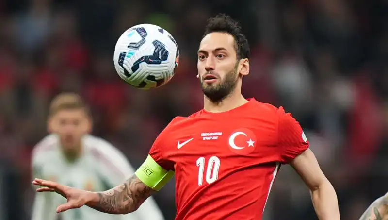 Fenerbahçe'nin Hakan Çalhanoğlu Teklifi: Mourinho’nun ısrarı sürüyor!