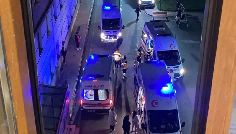 Akşam Yemeği Zehirlenmesi: 53 Öğrenci Hastaneye Kaldırıldı!