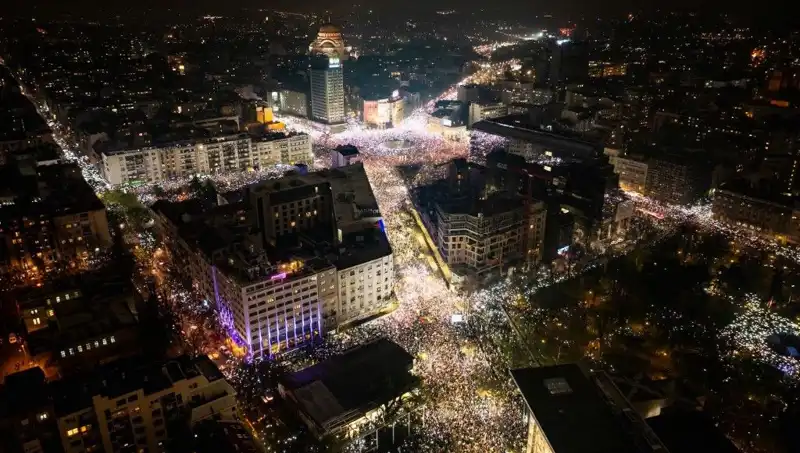 Sırbistan’da Öğrenci Devrimi: Belgrad Sokakları Protesto ile İnledi