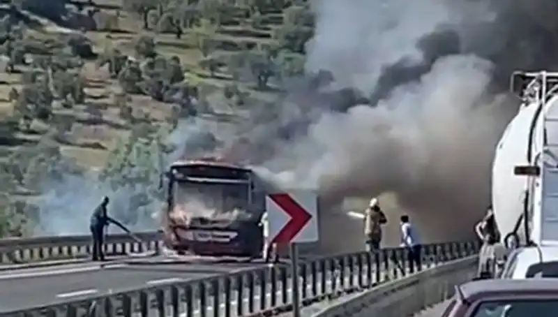 İzmir'de Feci Yangın: Belediye Otobüsü Küller İçinde Kaldı