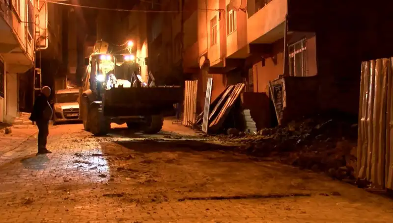 Bağcılar'da Yana Eğilen Bina Aniden Boşaltıldı: Tehlike Alarmı!