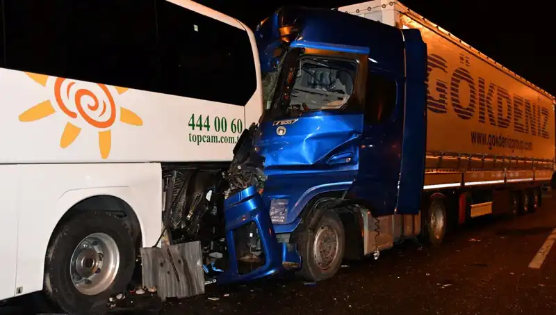 Tur Otobüsü ile Tır Çarpıştı: 13 Kişi Yaralandı, Olayın Ayrıntıları Şok Edici