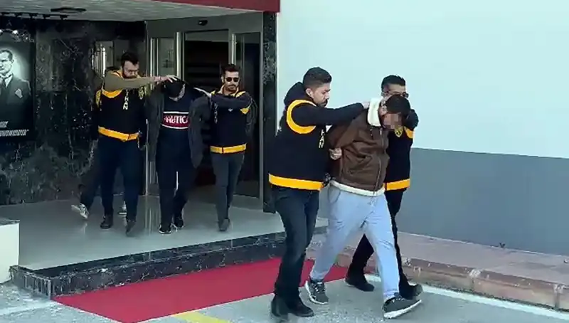 Silahlı Tehdit Altında 2 Milyon Lira İsteyen İki Şüpheli Tutuklandı