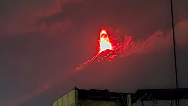 Fuego Yanardağı'ndan Patlama: 30 Bin Kişiye Tahliye Tehditi!