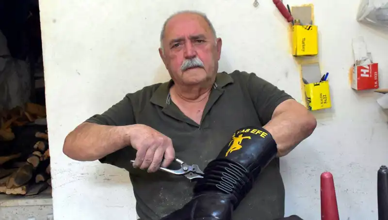 Tire'nin Gururu: 64 Yıldır Geleneksel Zanaatını Yaşatan Hasan Usta