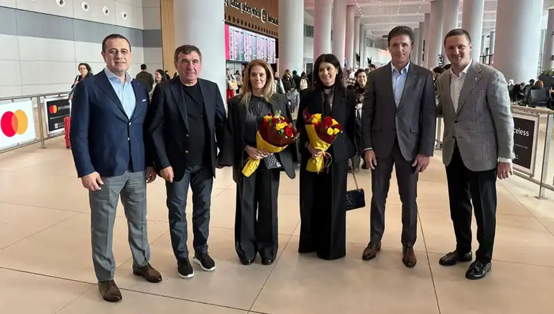 Hagi ve Popescu'nun İstanbul Buluşması: Futbolseverleri Heyecanlandıran Anlar
