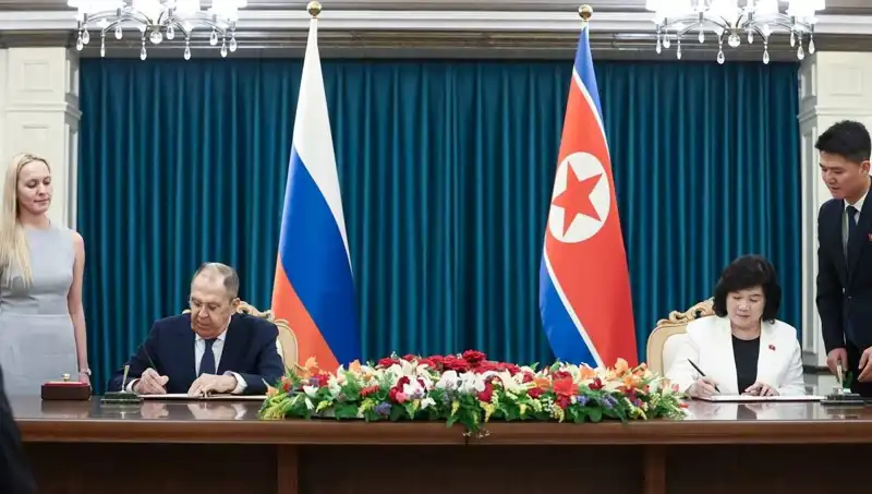 Rusya ve Kuzey Kore Arasındaki Diplomatik İlişkiler Güçleniyor: Lavrov’un Tarihi Görüşmesi