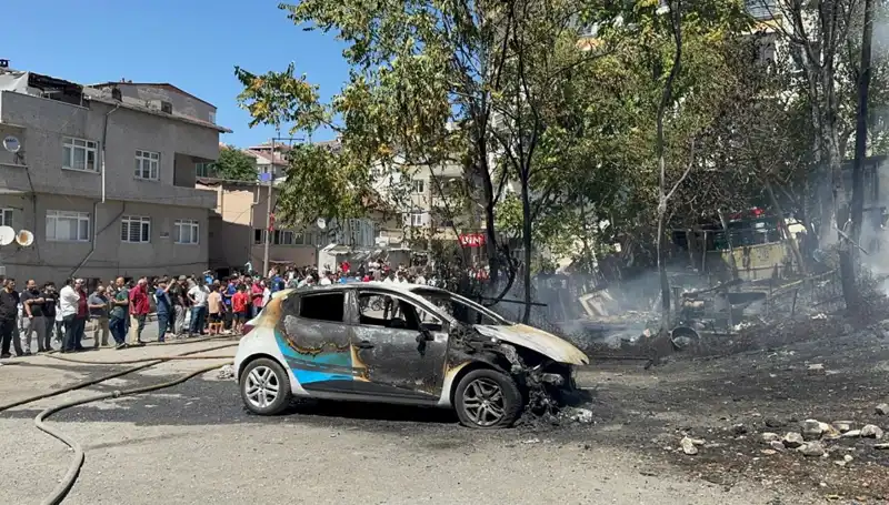 Gecekonduda Çıkan Yangın, Park Halindeki Araçları da Alevlere Teslim Etti