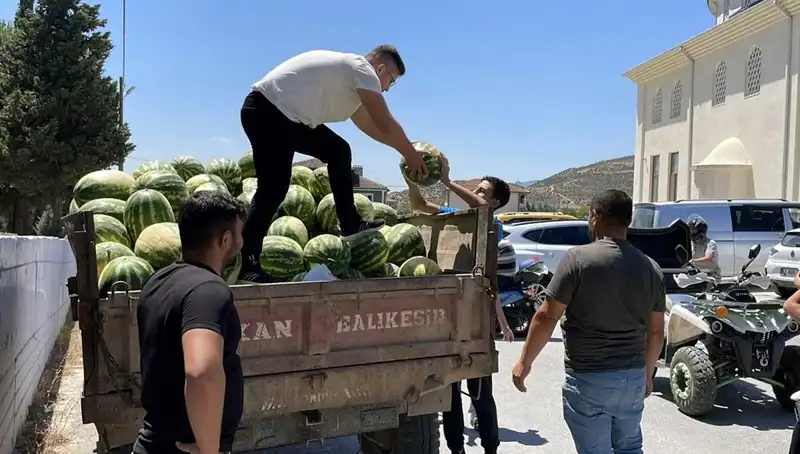 İlkbaharda Tonlarca Karpuz Satın Alıp Ücretsiz Dağıtan Hayırseverin Hikayesi
