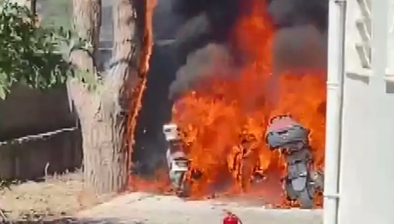 Park Halindeki Motosikletler Alev Alev Yandı: Sebebi Ne Olabilir?