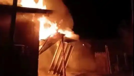 Karabük'te Yangın Alarmı: İki Ev Kül Oldu, Soru İşaretleri Artıyor
