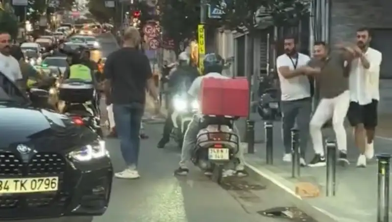 Nişantaşı'nda Yol Verme Kavgası: Sopayla Kadın Üzerine Yürüdü!