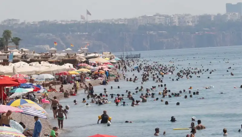 Antalya'da Deniz Suları Yazın Beklenenden Daha Sıcak!