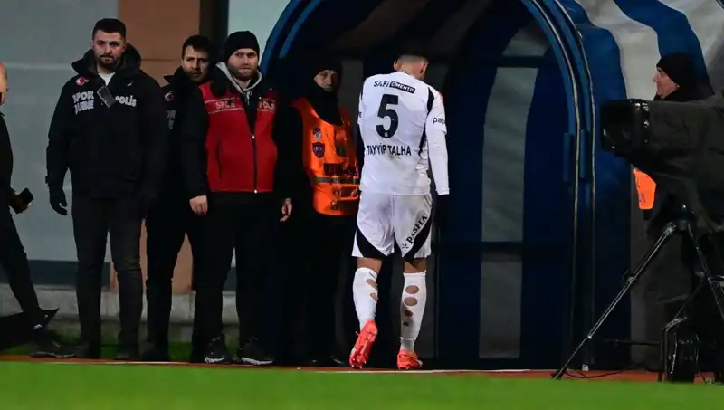Beşiktaşlı Tayyip Talha, Ardışık Kırmızı Kartların Ardından Taraftardan Özür Diledi