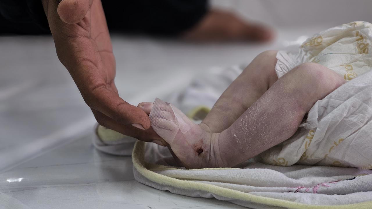 Gazze'de Aileler Soğuktan Korunmak İçin Nöbet Tutuyor