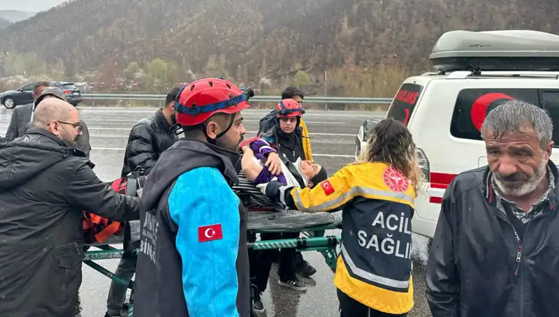 Otomobil İstinad Duvarına Çarptı: 5 Yaralı, Kaza Anının Detayları Şok Ediyor!