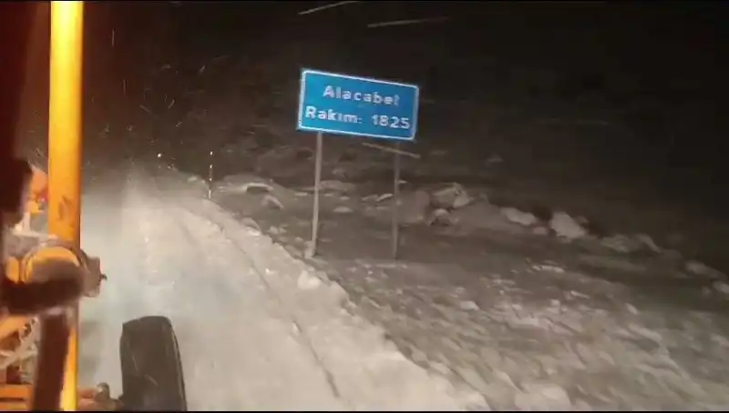 Antalya'da Beklenmedik Kar Yağışı, Şehir Büyüleniyor!