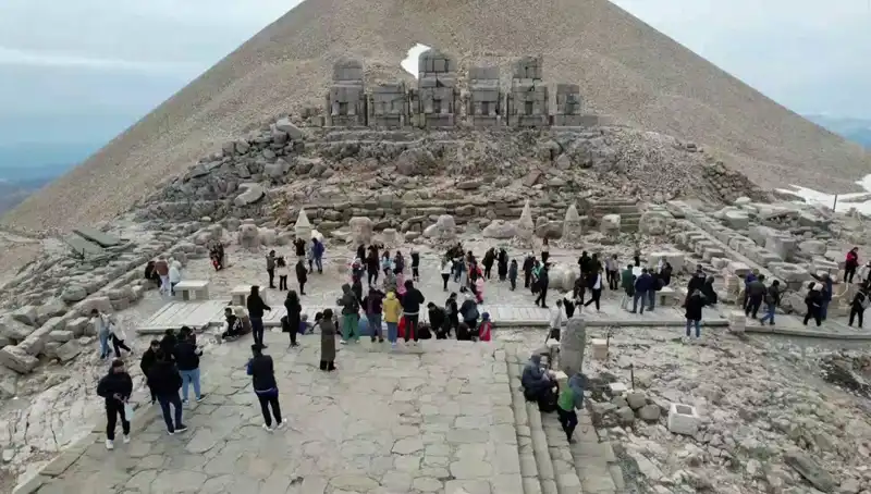 Bayramda Nemrut Dağı’na Akın: Yerli ve Yabancı Ziyaretçiler Akıbeta