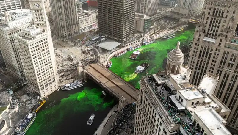 Chicago Nehri'nin Yeşile Boyanması: Aziz Patrick Günü Kutlamaları Başladı!
