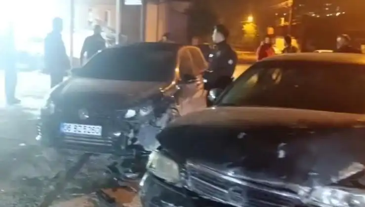 Çevirmeden Kaçan Araç, Kaza Yaptı: O Anlar Kamerada