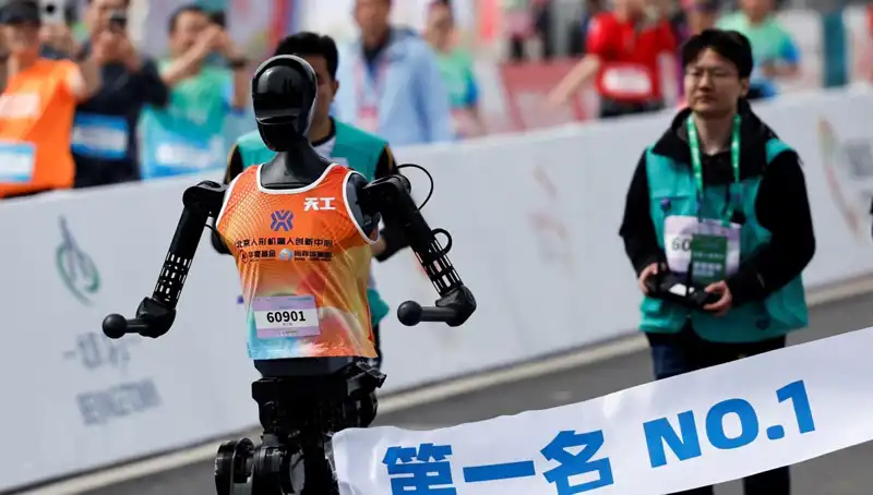 Çinli Robotların İnsanlara Karşı Maratondaki Başarısı: Yapay Zeka Devrimi İçin Bir Adım Daha