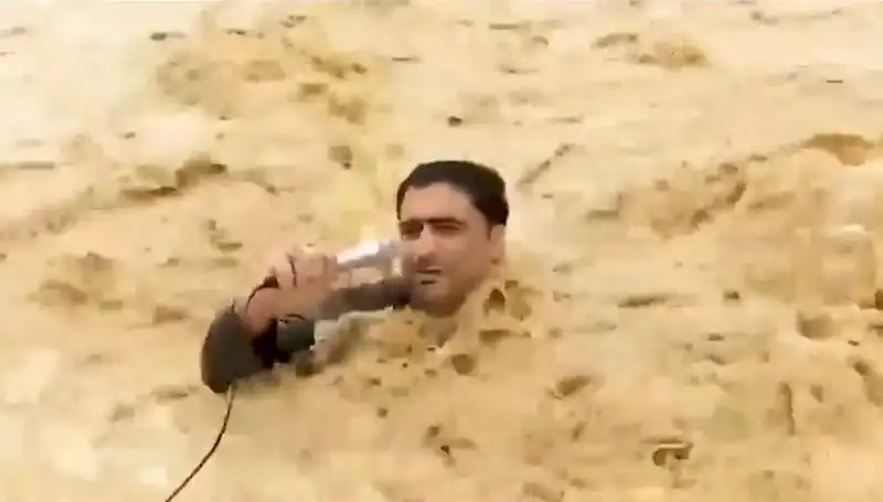 Sel Sularına Kapılan Yayın Ekibi Hayatta Kalmayı Başardı