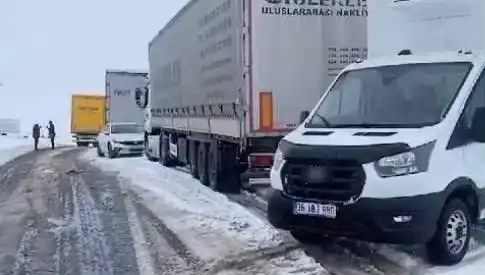 Kars-Ardahan Karayolunda Kar Yağışı TIR'ları Kara Sapladı: Zor Anlar Başladı