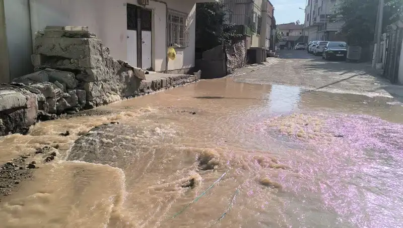 İlçede Patlayan İçme Suyu Hattı Çarşıyı Sular Altında Bıraktı!