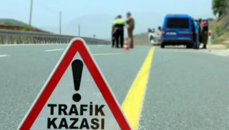 Otomobil ile Kamyon Çarpıştı: Üzücü Kazada Can Kaybı ve Yaralılar Var