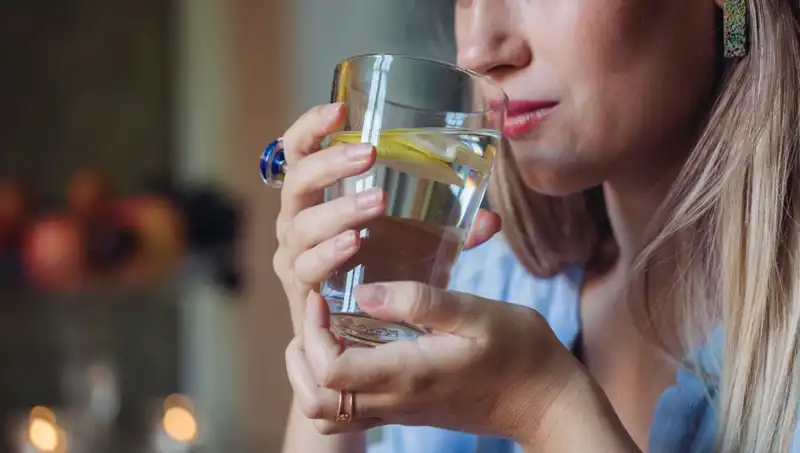 Aç Karnına 1 Litre Su İçmenin Şaşırtıcı Etkileri ve Faydaları