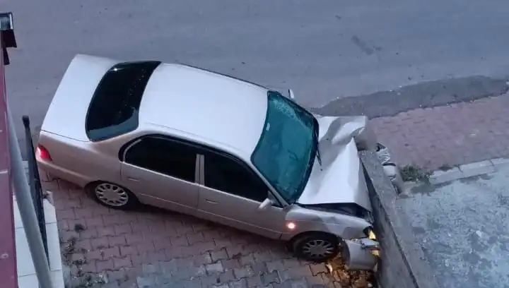 Kontrolü Kaybeden Araç Duvara Çarptı: Detaylar ve Sonuçları