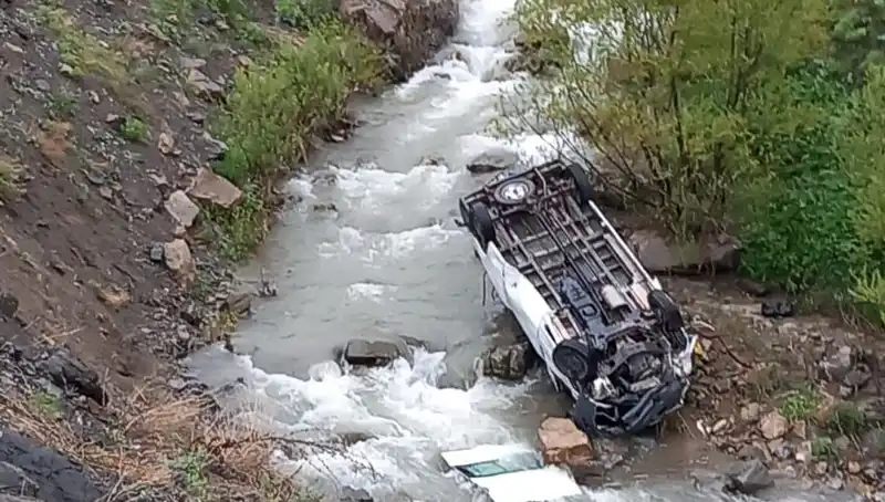 Hakkari'de İşçi Taşıyan Minibüs Devrildi: 2 Ölü, 3 Yaralı
