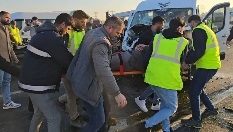 İki İşçi Servisinin Kafa Kafaya Çarpıştığı Kaza: Yaralılar ve Detaylar